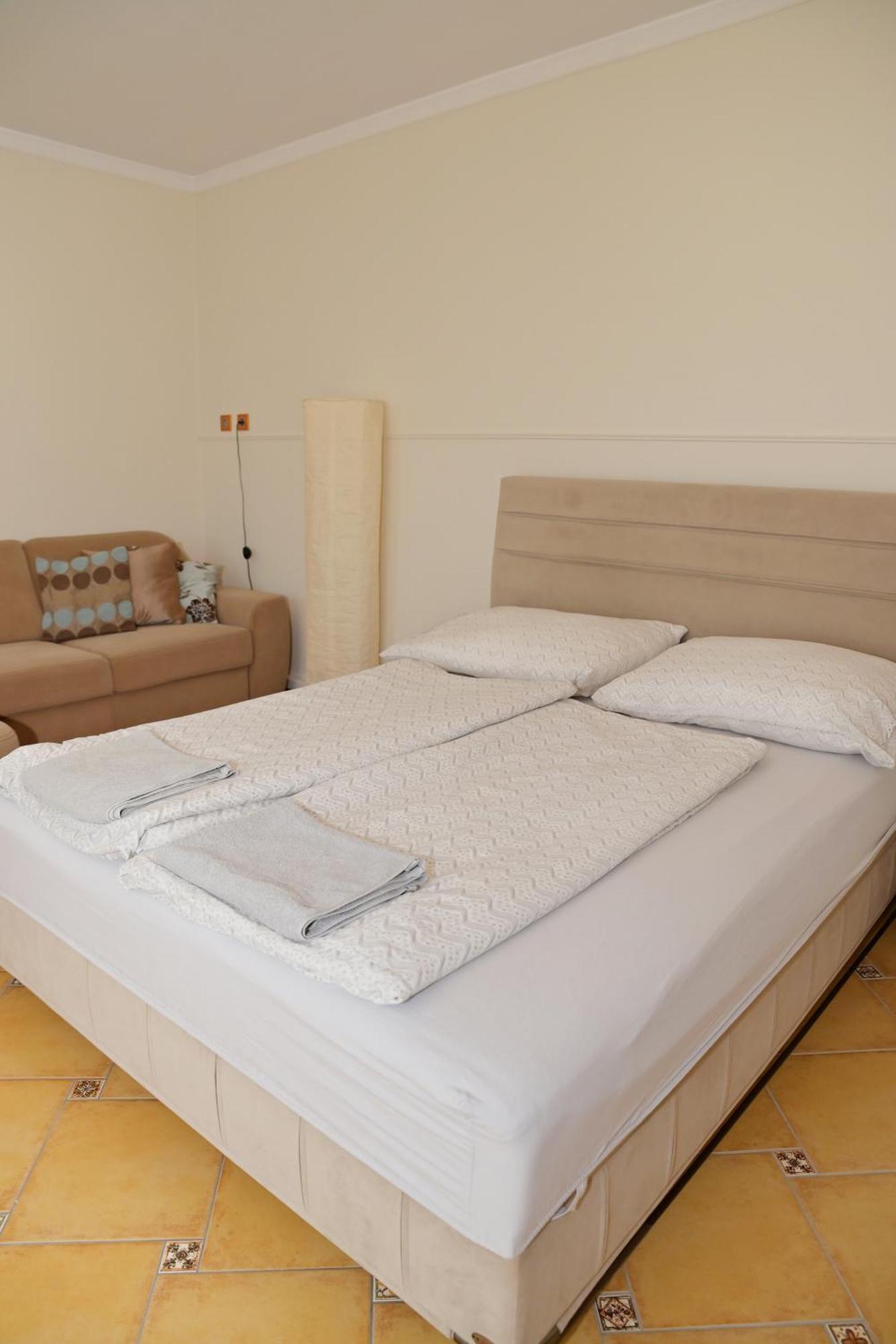 Makotel Apartmanhaz Exteriör bild